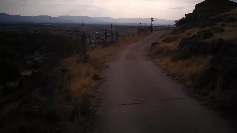 Camino al atardecer junto a ermita en lo alto