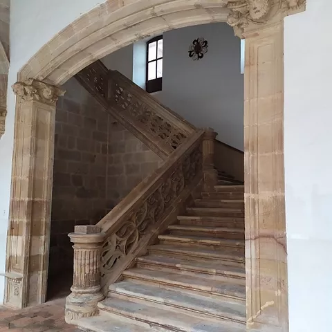 Escalera de piedra con arco decorado