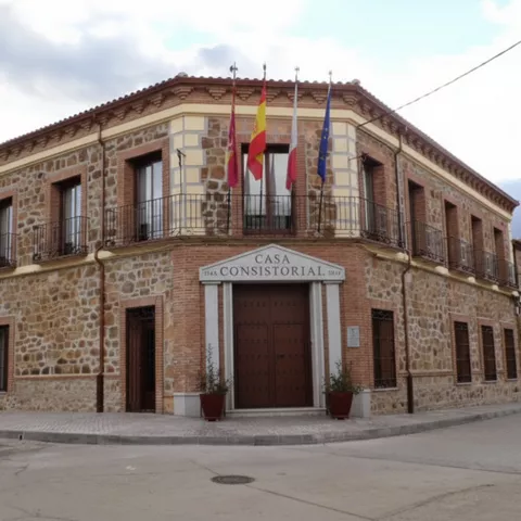 Edificio municipal de piedra en esquina urbana