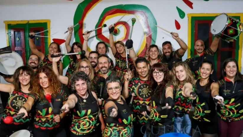 Grupo de percusión celebrando en interior colorido