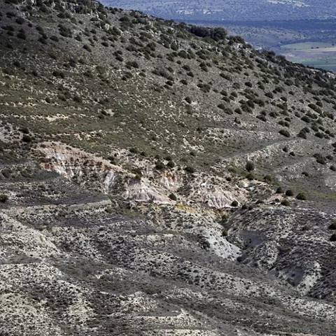 Laderas áridas con estratos visibles