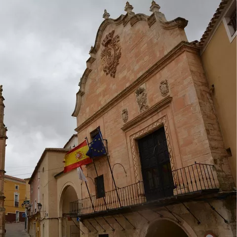 Conjunto urbano con edificios históricos y balcones.