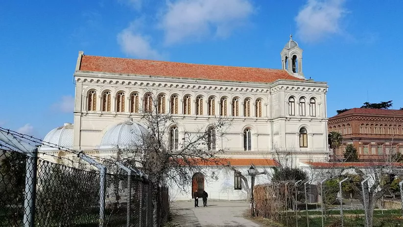 Iglesia histórica rodeada de jardines.