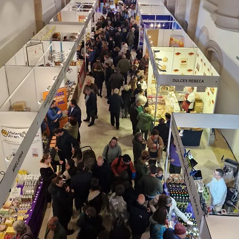Feria gastronómica con stands de miel artesanal.