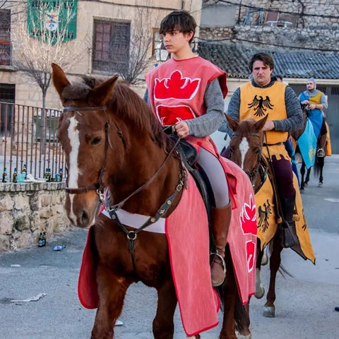 Desfile histórico a caballo por calles.