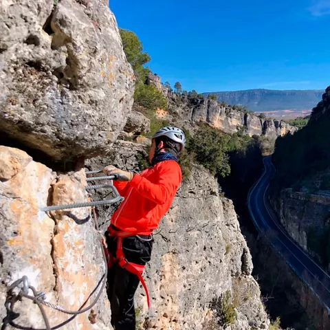 Escalada equipada sobre roca caliza