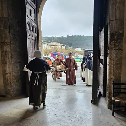 Escena histórica en puertas monumentales.