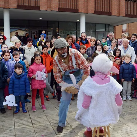 Animación teatral familiar en plaza pública.