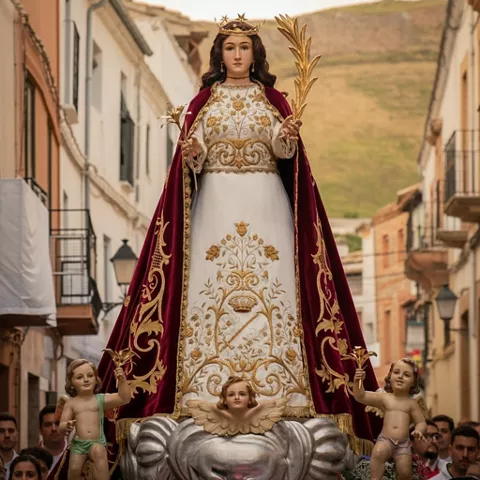 Escultura religiosa con manto bordado en la calle.