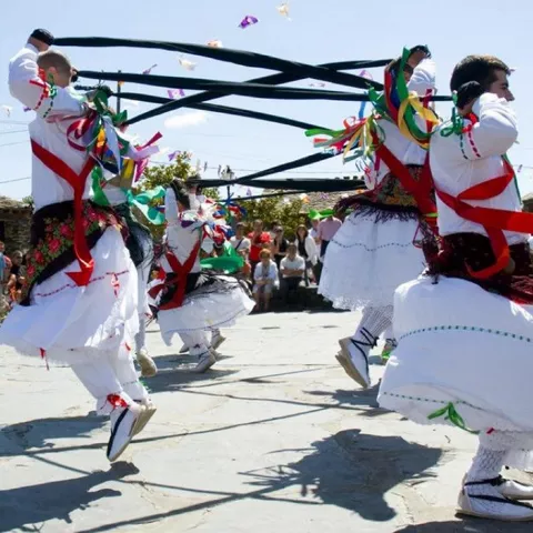 Danza con cintas y tambor.