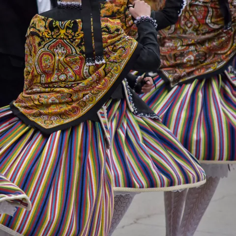 Mujeres con trajes tradicionales manchegos durante una fiesta popular.