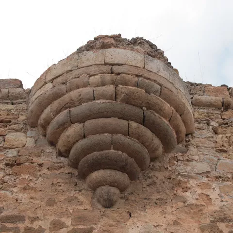 Ménsula de piedra bajo parapeto defensivo.