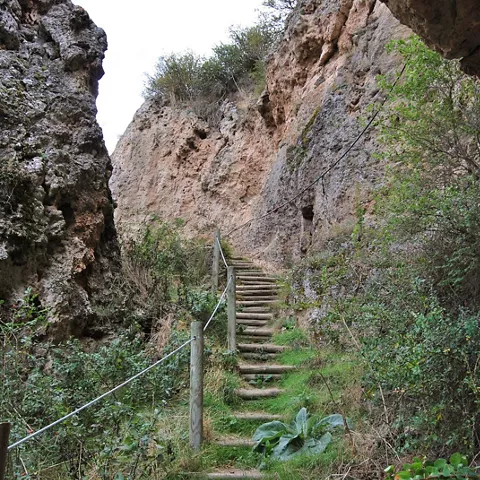 Sendero entre cañones en Chequilla.
