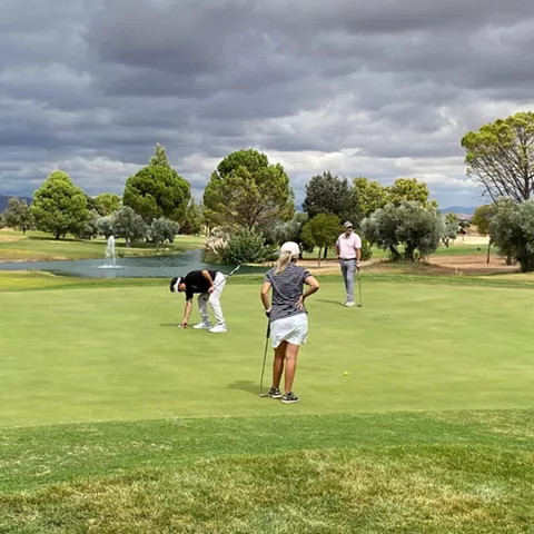 Juego en green junto a lago