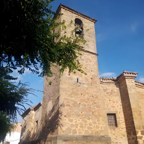 Iglesia de piedra con campanario vista lateral