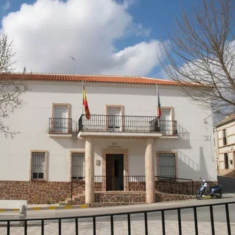 Ayuntamiento de Hinojosas de Calatrava (Ciudad Real), edificio institucional con banderas oficiales.