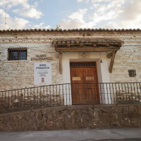 Fachada tradicional de piedra con acceso a espacio cultural