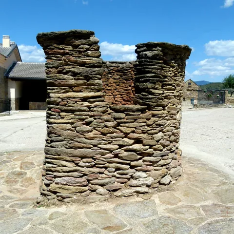 Antiguo horno de piedra en el pueblo