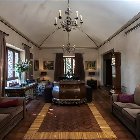 Salón elegante con sofás, lámparas y muebles clásicos