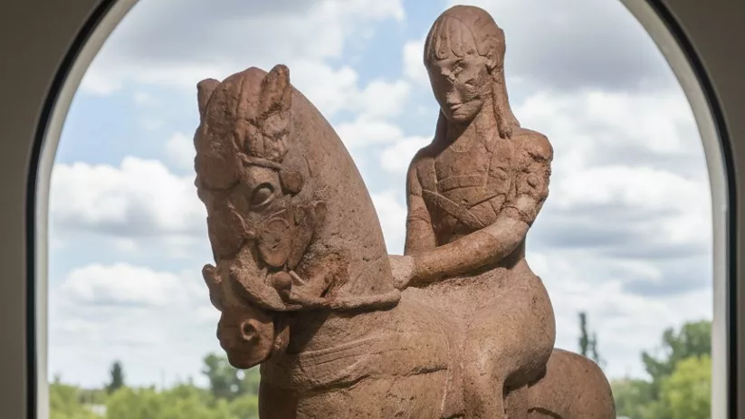 Escultura íbera de jinete a caballo expuesta en el interior de un espacio cultural en Hoya Gonzalo.