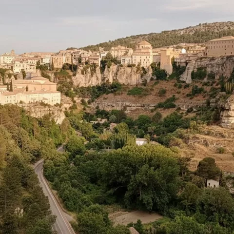 Panorámica urbana entre hoces y vegetación