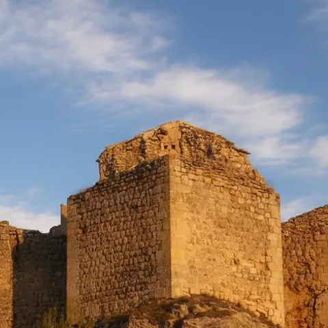 Vista cercana de restos defensivos de piedra en paisaje natural