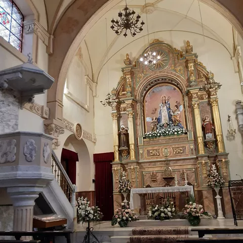 Interior de iglesia con altar decorado y bancos