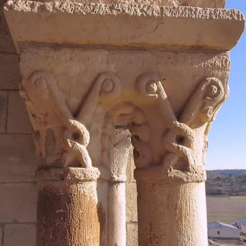 Detalle de capiteles esculpidos en galería porticada