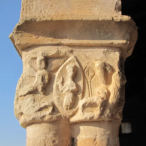 Capitel tallado con figuras y animales.