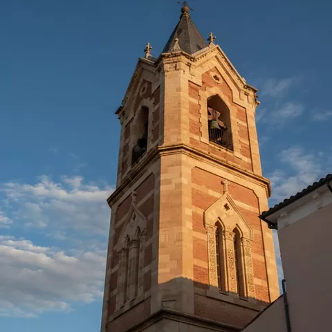 Fachada barroca con puerta de madera tallada