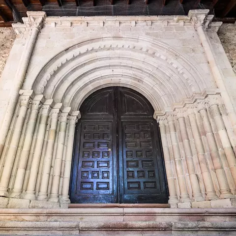 Detalle de portada con columnas esculpidas.