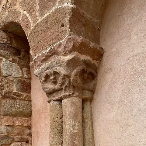 Capitel románico tallado en piedra.