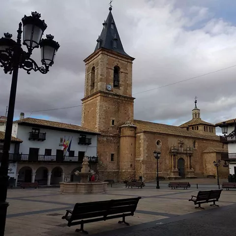 Iglesia de piedra junto a plaza mayor