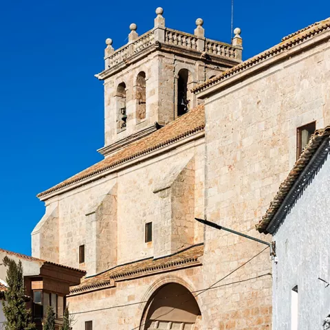 Iglesia histórica construida en piedra clara