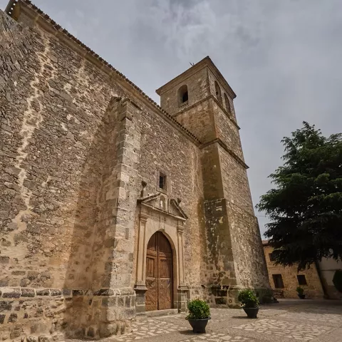 Detalle de tronco de árbol decorado con una puerta en miniatura.