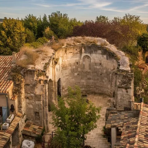 Vista aérea de iglesia circular entre casas.