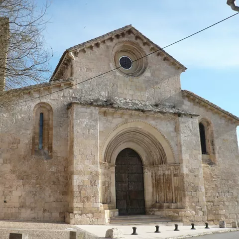 Fachada lateral con rosetón y portada apuntada.