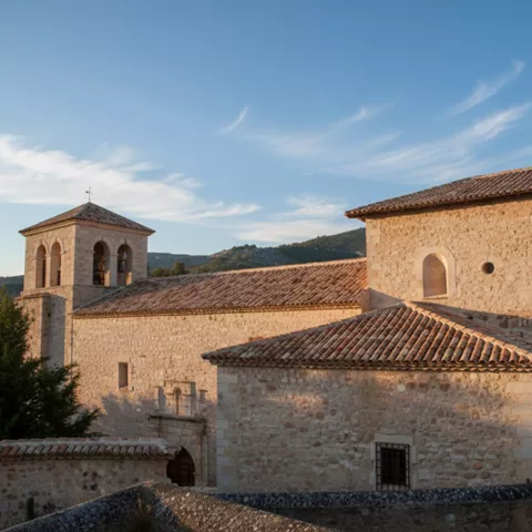 Vista general del templo de piedra al atardecer.