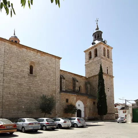 Iglesia de piedra con torre campanario y fachada sobria