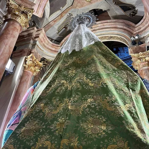 Detalle de manto verde bordado bajo cúpula decorada