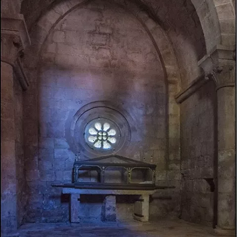 Capilla lateral románica con luz natural