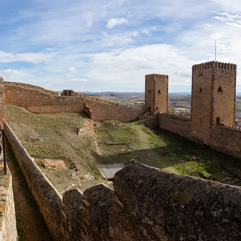 Camino de ronda sobre muralla histórica