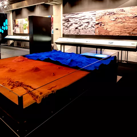 Maqueta de relieve con arena y paneles explicativos