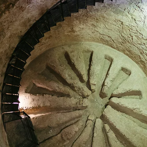 Detalle de escalera circular y fondo excavado en pozo de piedra