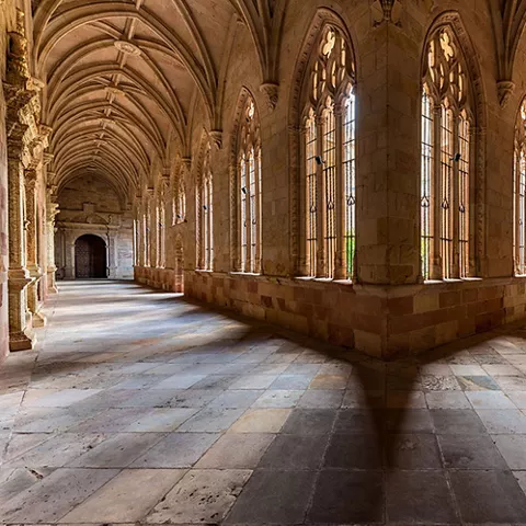 Claustro de piedra con arcos y simetría