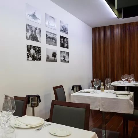 Sala elegante con fotografías en pared