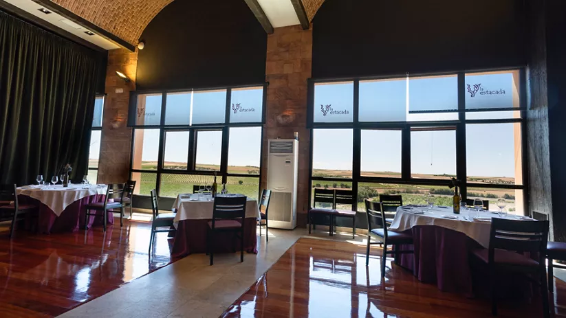 Comedor luminoso con grandes ventanales y vistas al paisaje