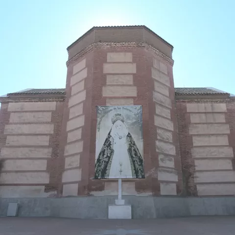 Parte trasera de iglesia con gran mural religioso