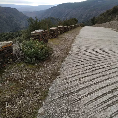 Carretera de hormigón en puerto de montaña