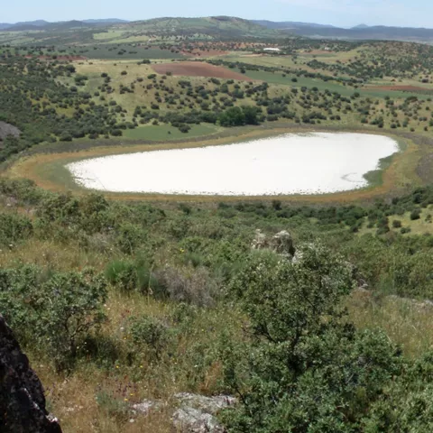 Vista panorámica de una laguna circular desde altura.